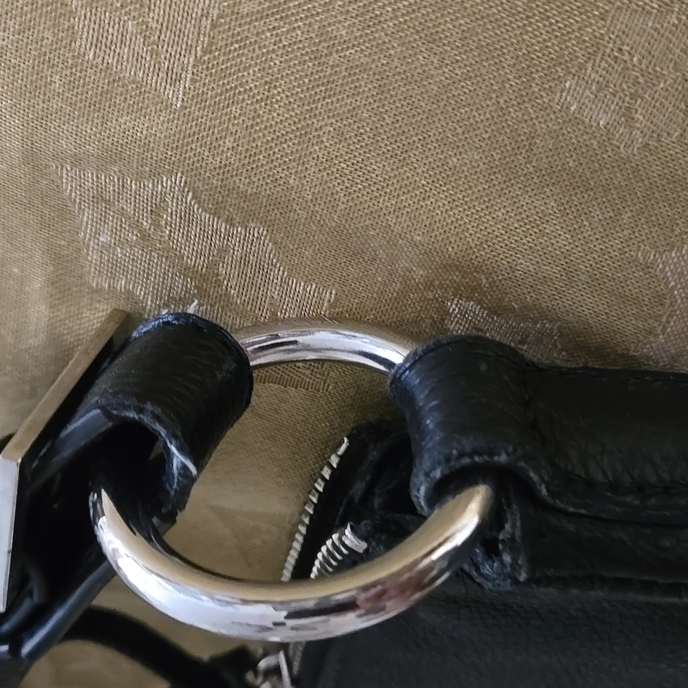 Black Leather Roots Bag In Beautiful Condition Its  Heavy Leather. - Picture 4 of 6